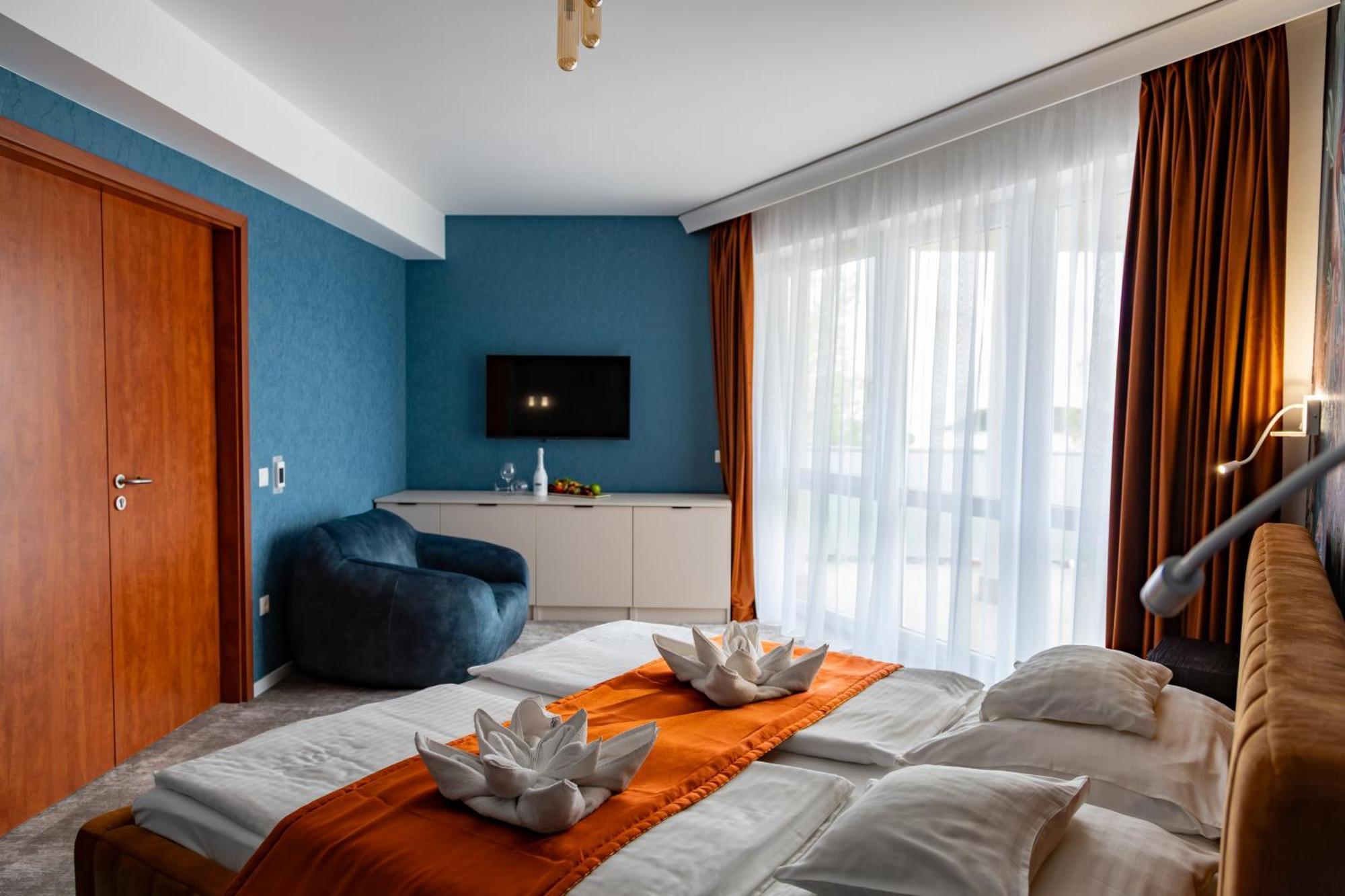 Hotel Atlantis Wellness & Conference Hajduszoboszlo Bagian luar foto