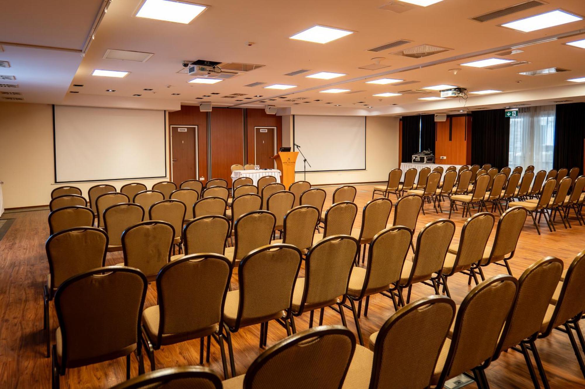 Hotel Atlantis Wellness & Conference Hajduszoboszlo Bagian luar foto