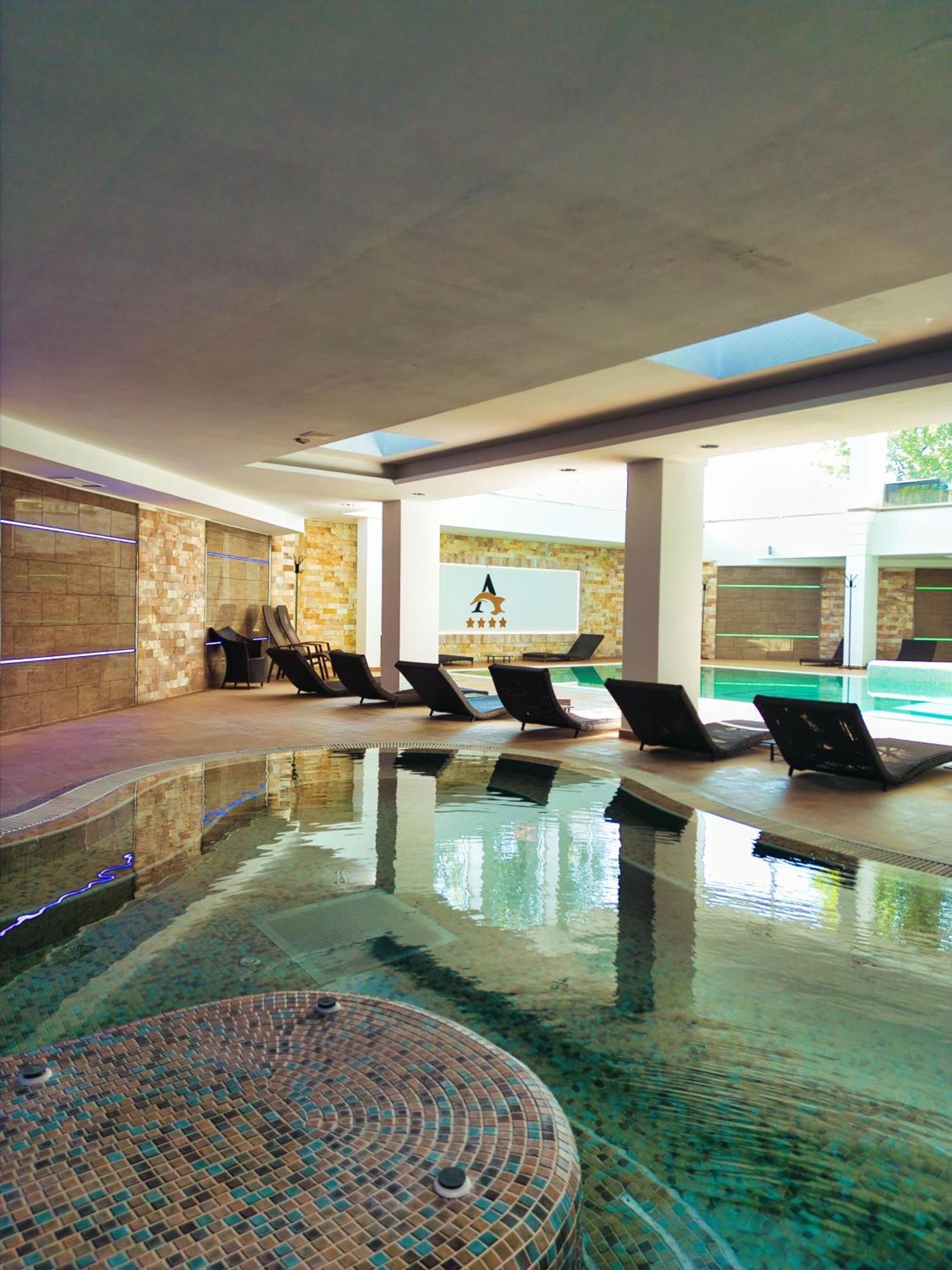 Hotel Atlantis Wellness & Conference Hajduszoboszlo Bagian luar foto