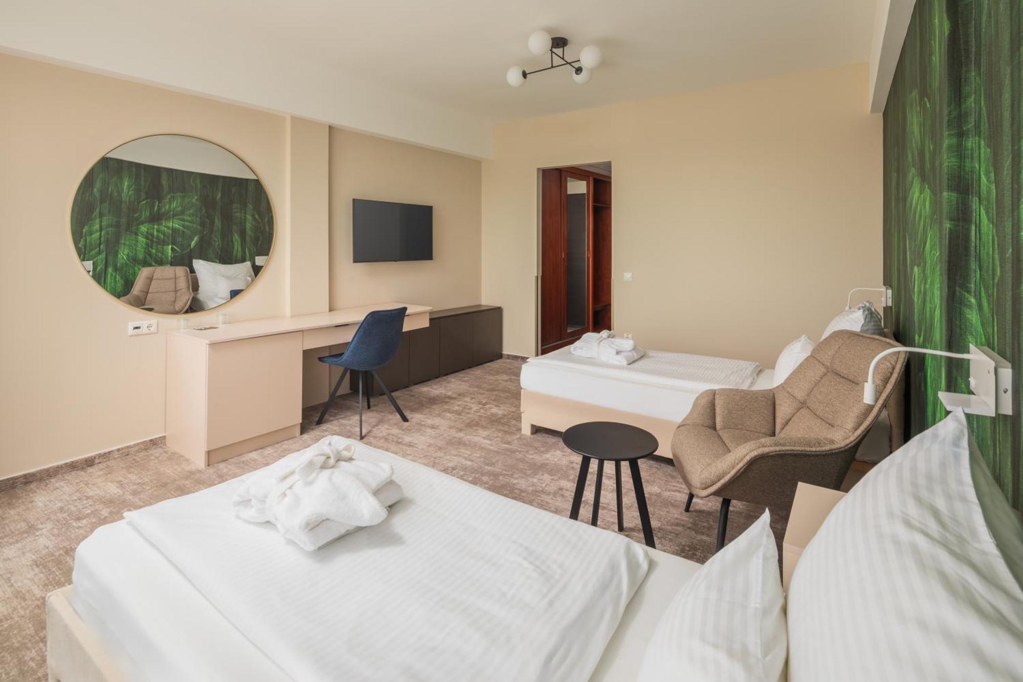 Hotel Atlantis Wellness & Conference Hajduszoboszlo Bagian luar foto