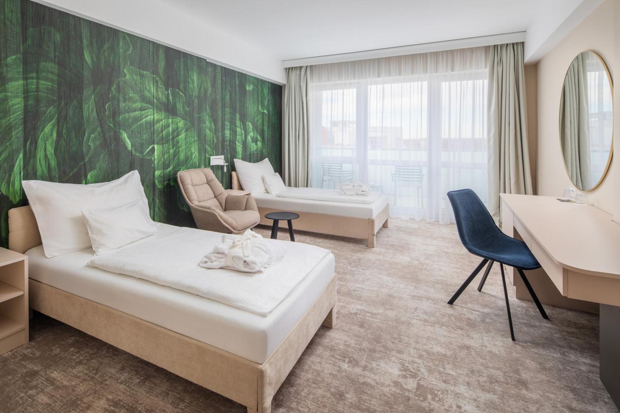 Hotel Atlantis Wellness & Conference Hajduszoboszlo Bagian luar foto