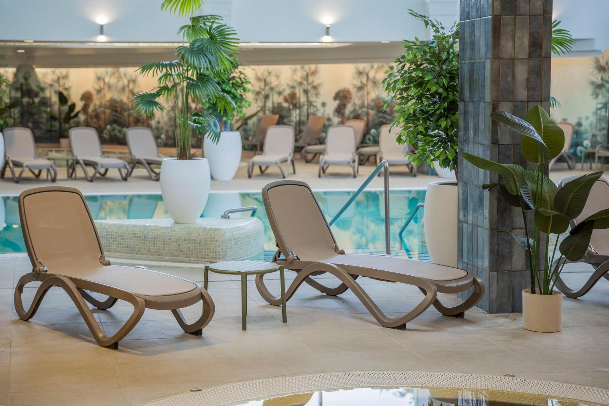 Hotel Atlantis Wellness & Conference Hajduszoboszlo Bagian luar foto