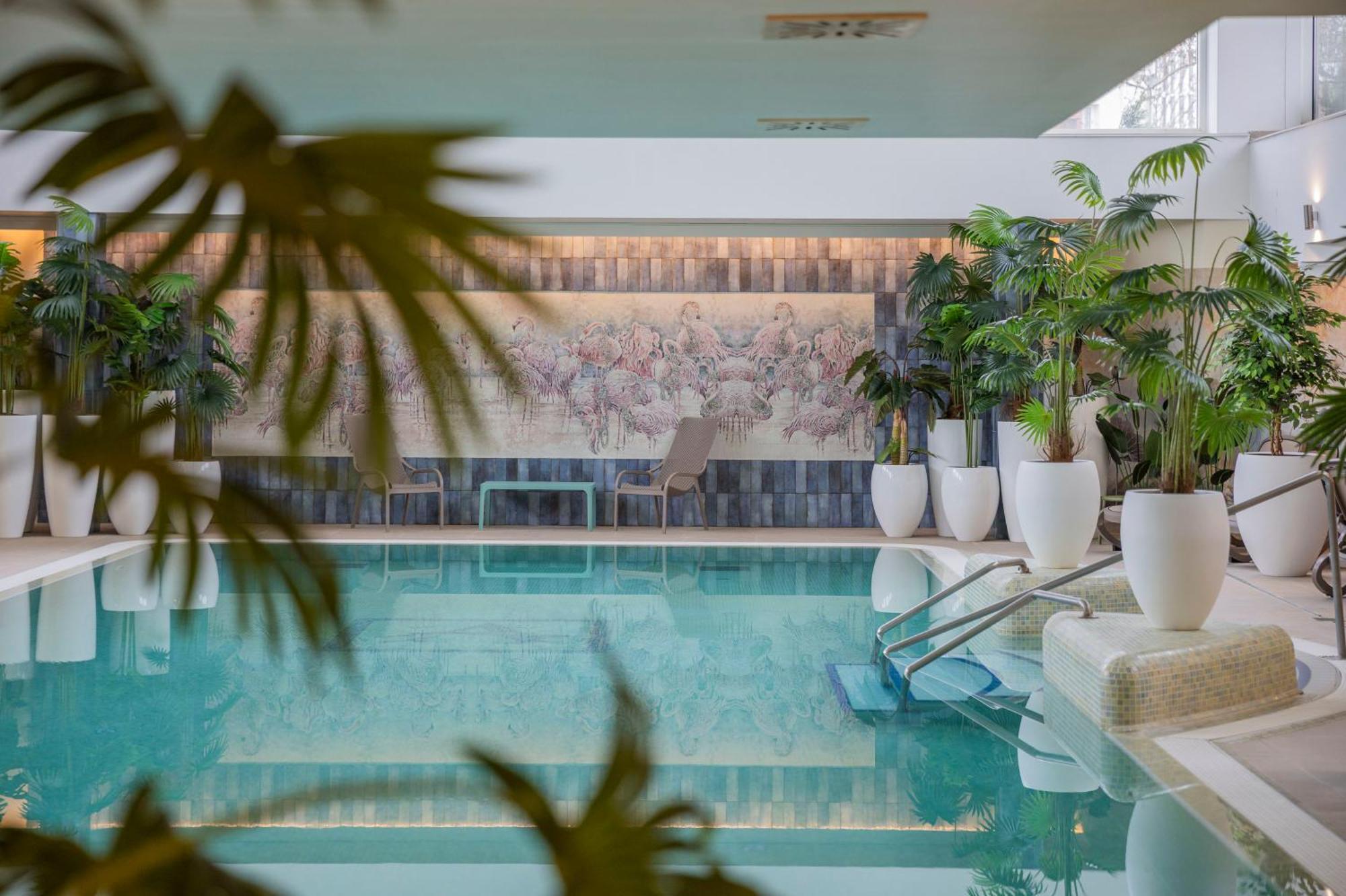 Hotel Atlantis Wellness & Conference Hajduszoboszlo Bagian luar foto