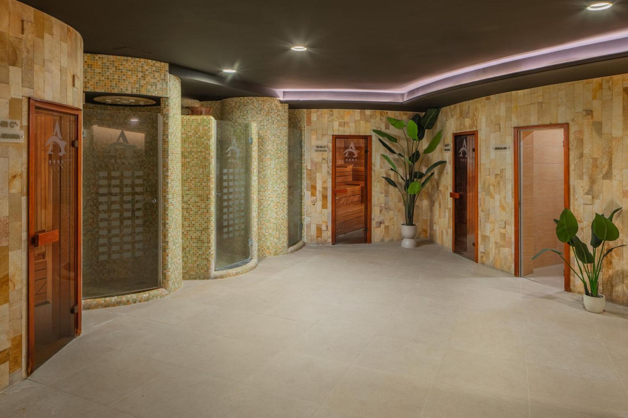 Hotel Atlantis Wellness & Conference Hajduszoboszlo Bagian luar foto