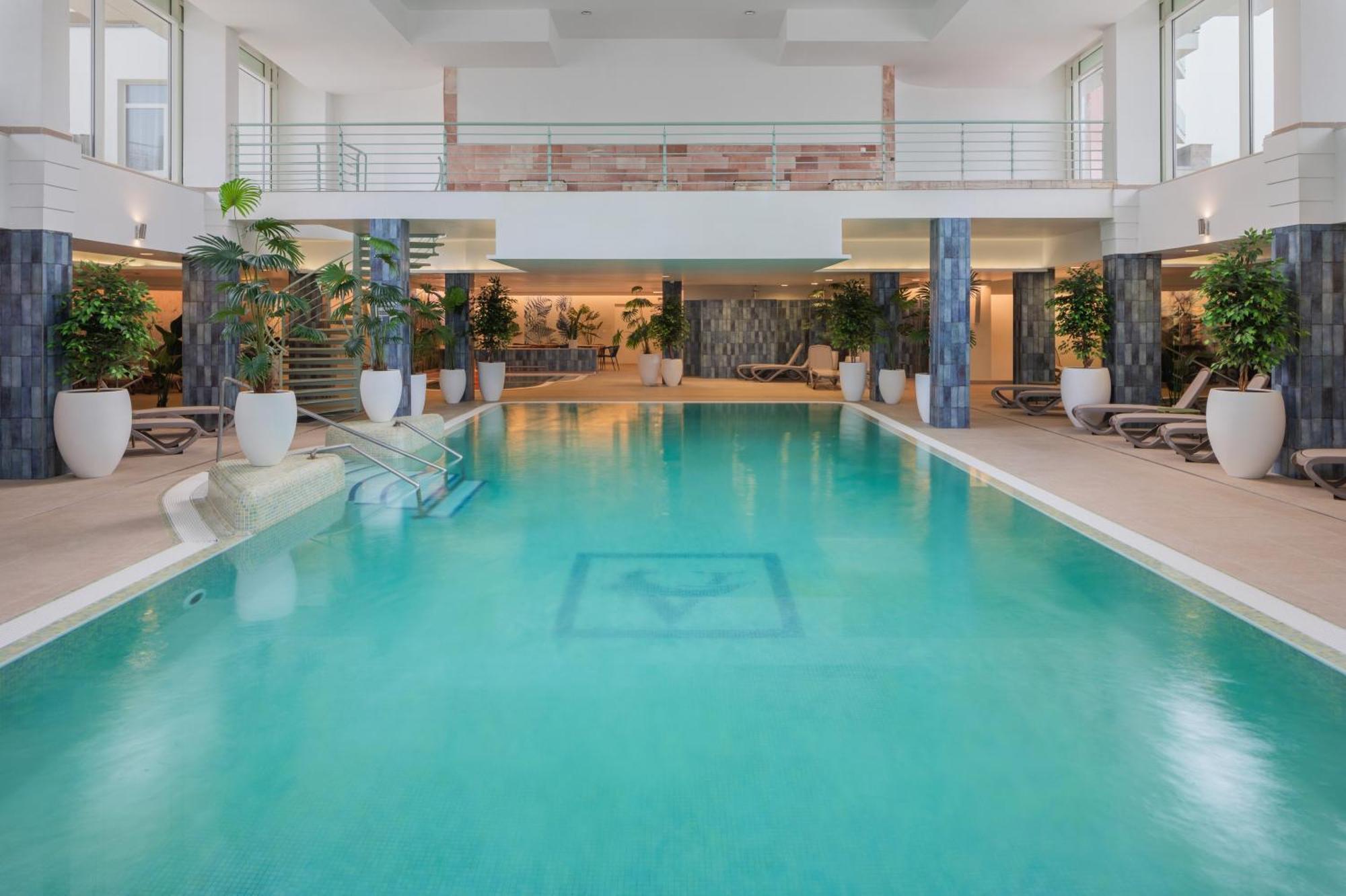 Hotel Atlantis Wellness & Conference Hajduszoboszlo Bagian luar foto