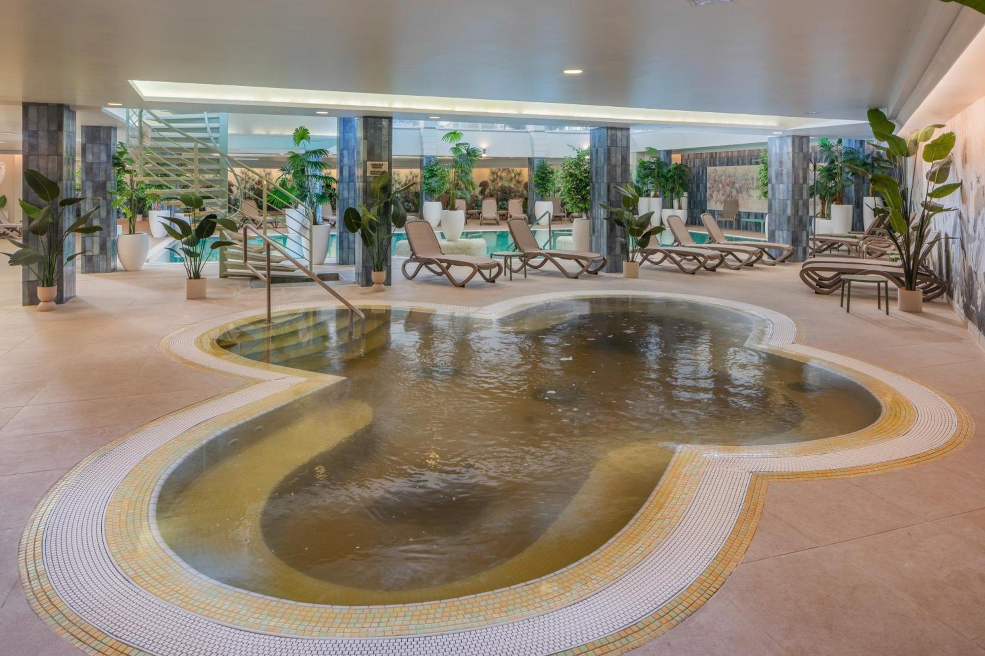 Hotel Atlantis Wellness & Conference Hajduszoboszlo Bagian luar foto